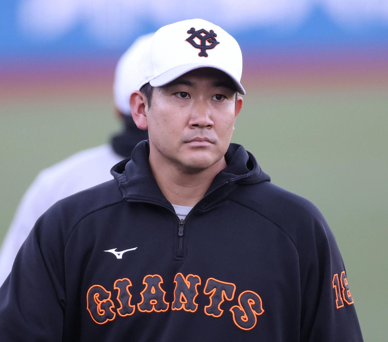 ヤクルト対巨人　試合前、黙々とウオーミングアップをする菅野（撮影・狩俣裕三）