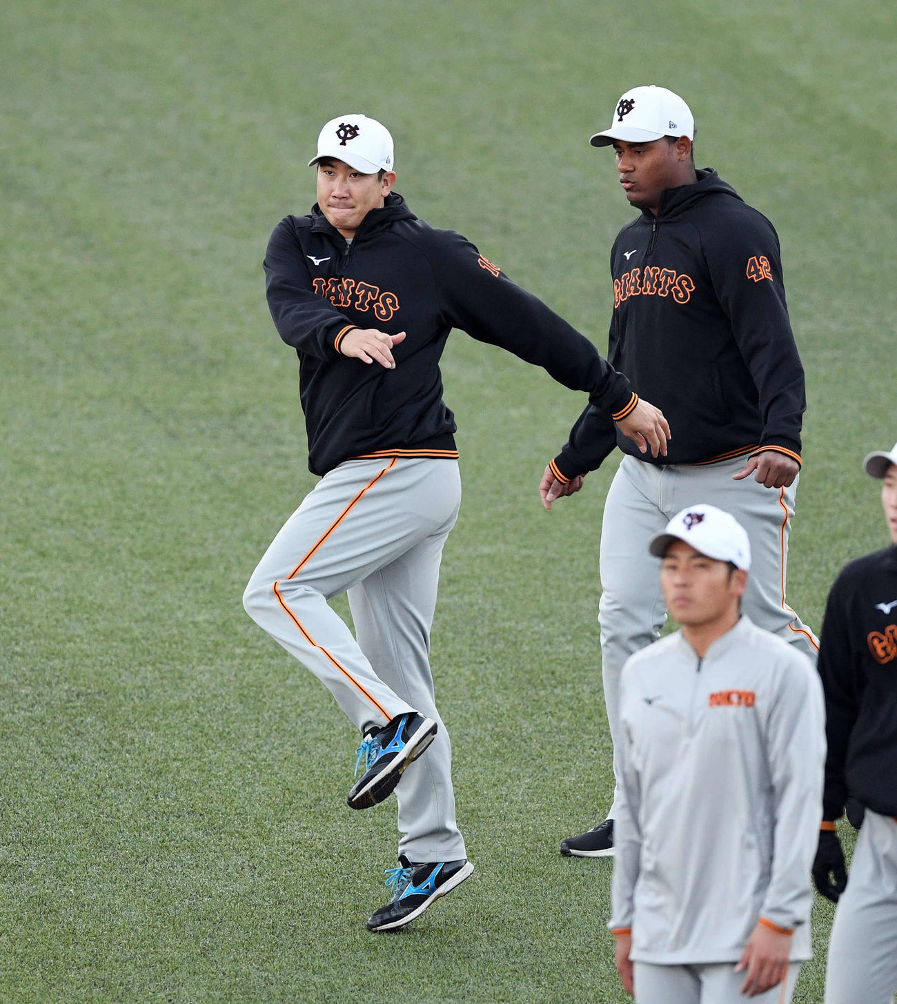 ヤクルト対巨人　試合前練習のウオーミングアップする巨人菅野（左）（撮影・滝沢徹郎）