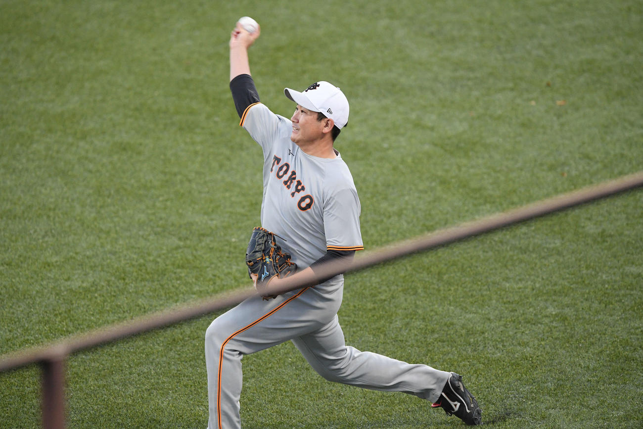 ヤクルト対巨人　試合前練習のキャッチボールで調整する巨人菅野（撮影・滝沢徹郎）