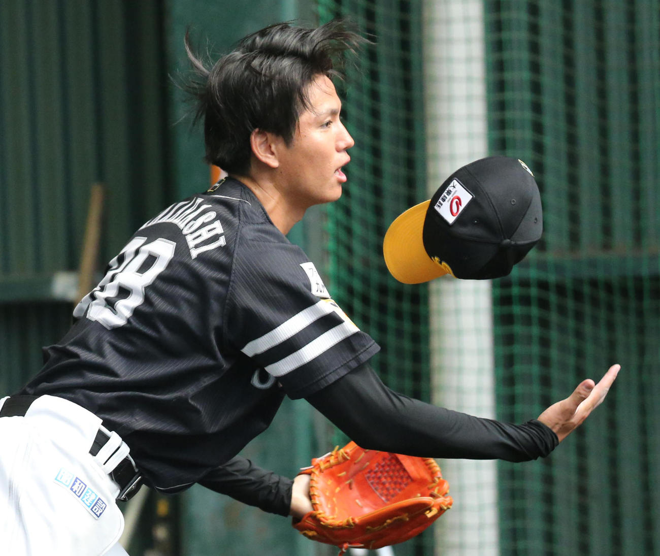 ブルペンに入った高橋礼は力強く投げ込み勢いで帽子が飛ぶ（撮影・梅根麻紀）