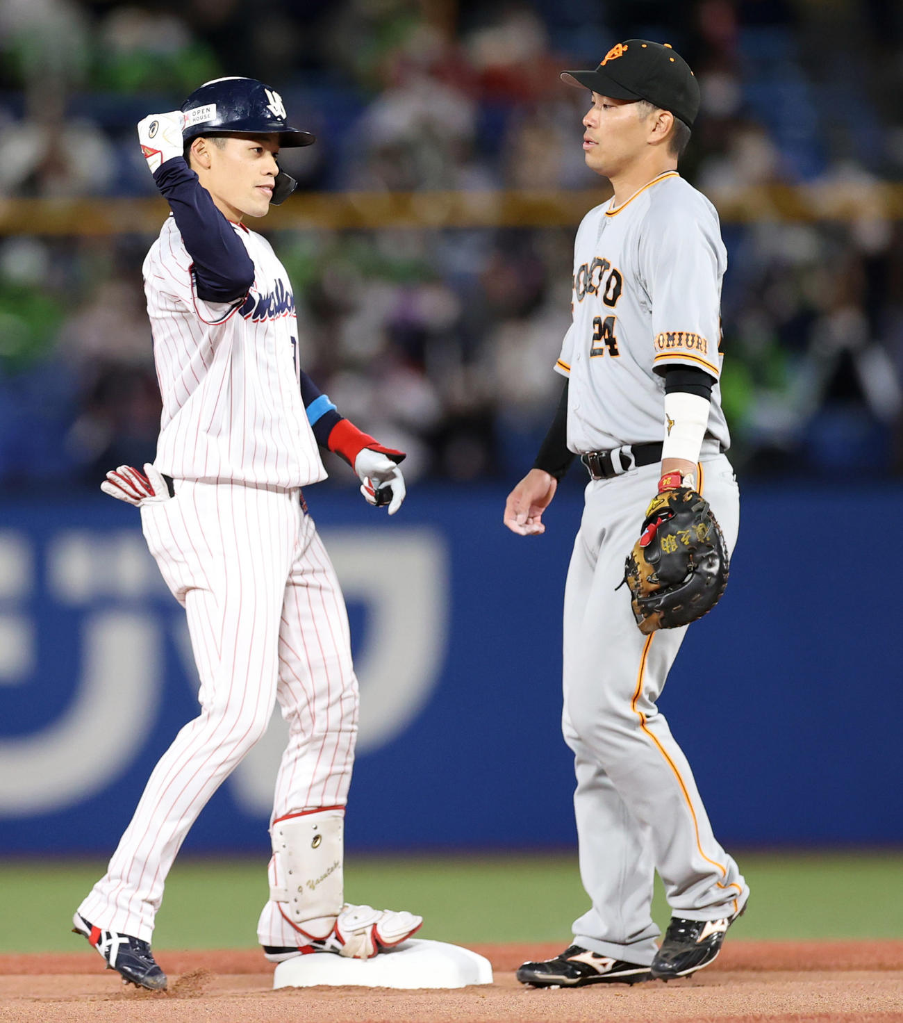 ヤクルト対巨人　1回裏ヤクルト無死、二塁打を放つ塩見（左）。右は大城（撮影・狩俣裕三）