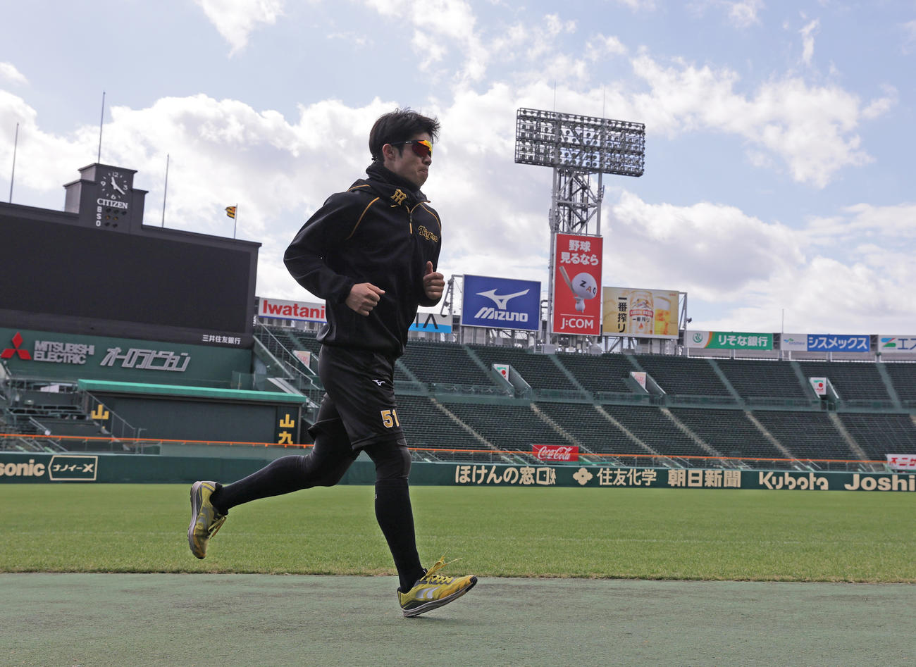 ランニングを行う阪神中野（撮影・清水貴仁）