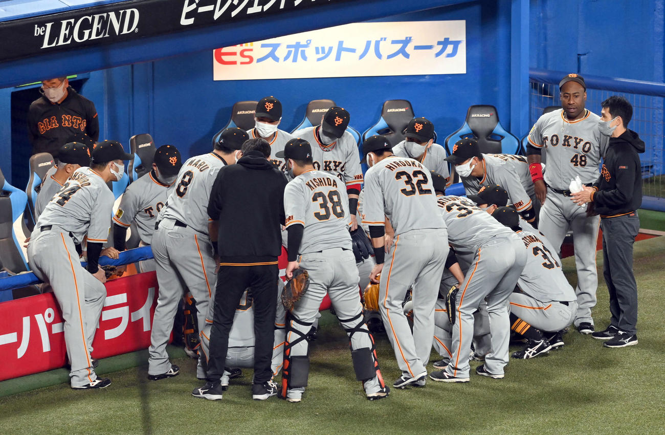ヤクルト対巨人　円陣を組む巨人（撮影・たえ見朱実）