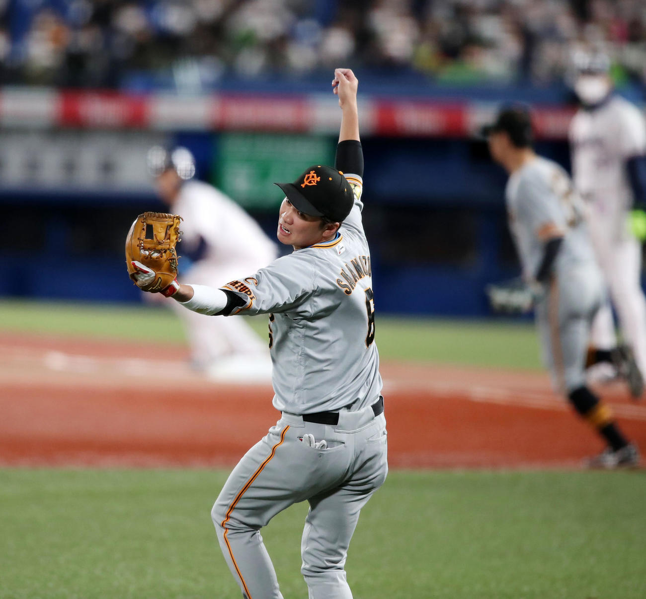 ヤクルト対巨人　1回裏ヤクルト1死一、三塁、坂本は村上の飛球を捕球する（撮影・加藤哉）