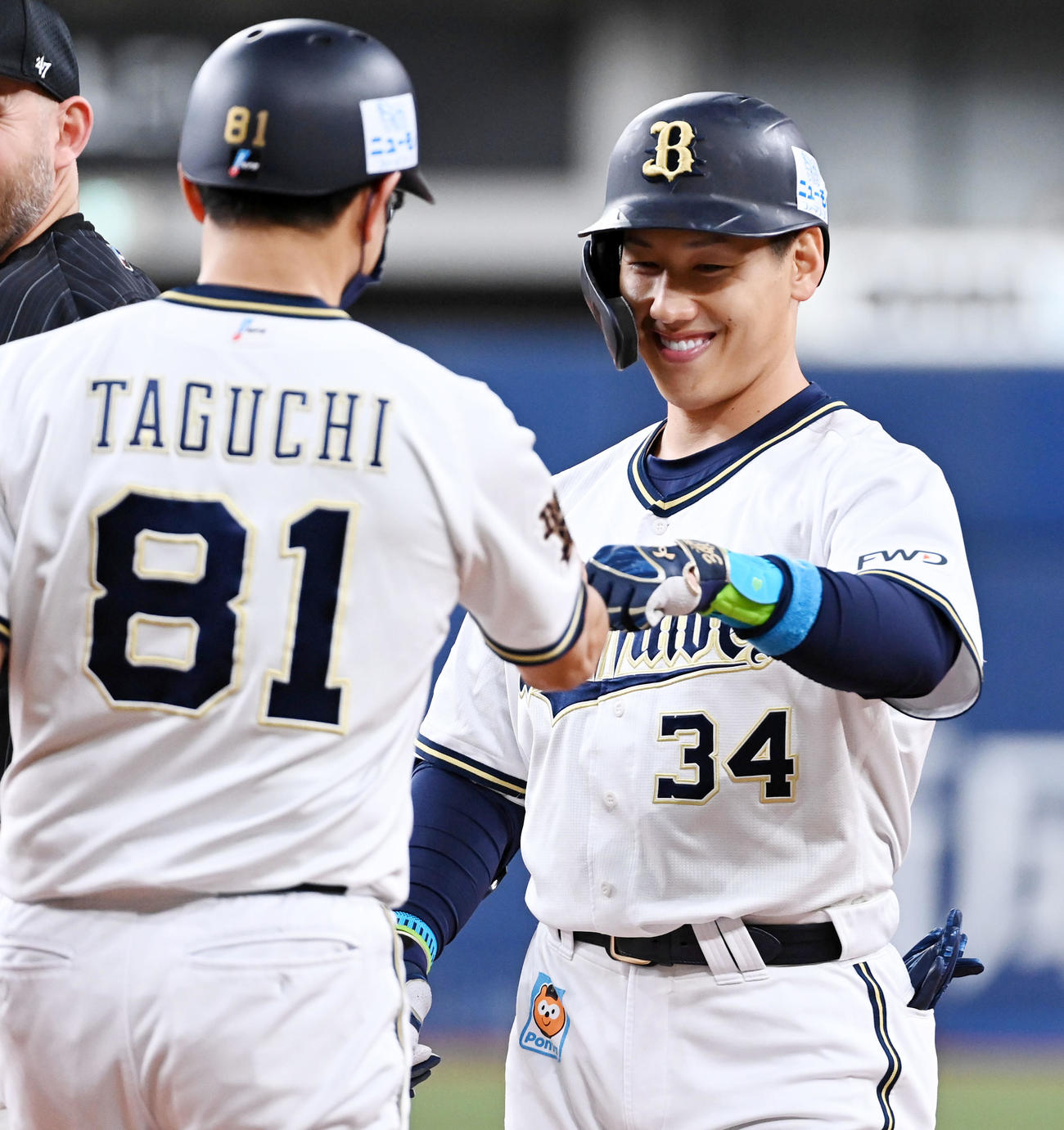 オリックス対ロッテ　3回裏オリックス2死、吉田正（右）は中前打を放ち田口コーチと笑顔でグータッチ（撮影・前岡正明）