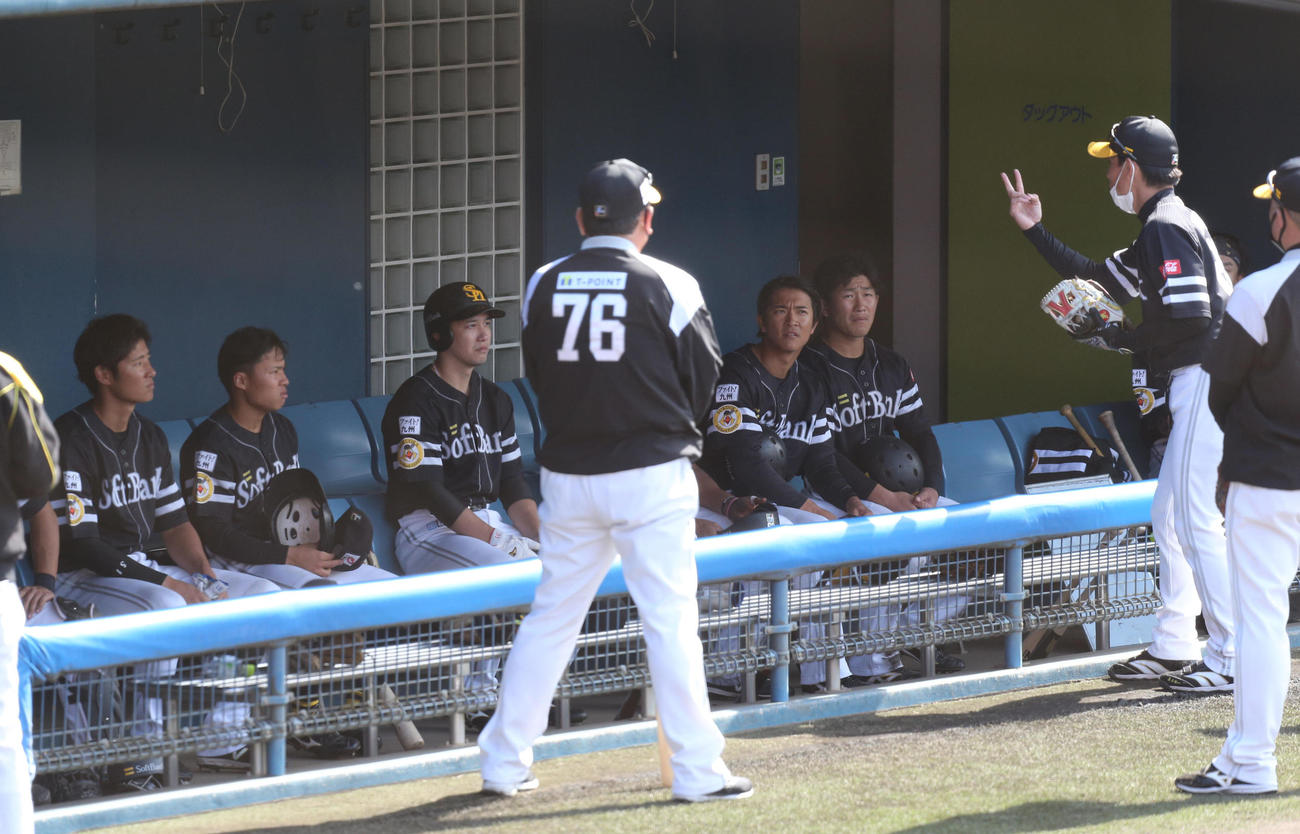 走塁練習を終え本多コーチの話を聞くナイン、中央は藤本監督（撮影・梅根麻紀）