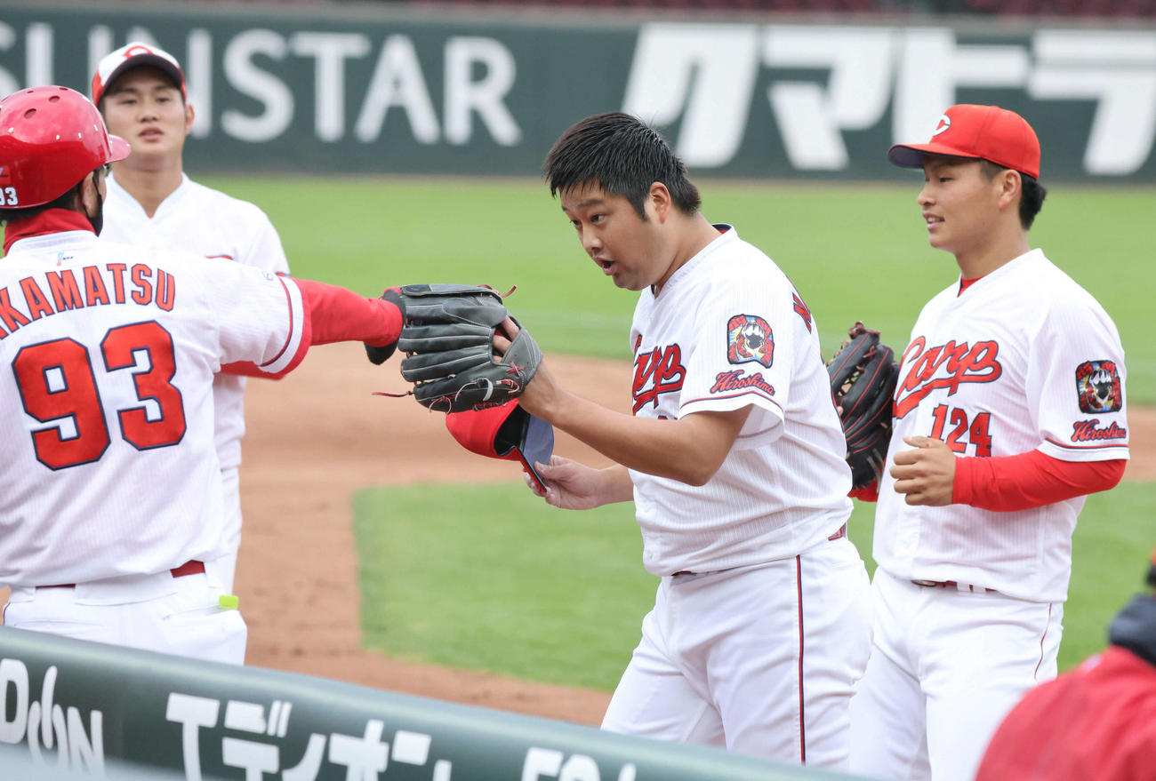 紅白戦に5回から登板し、タッチを交わす中崎（中央）（撮影・加藤孝規）