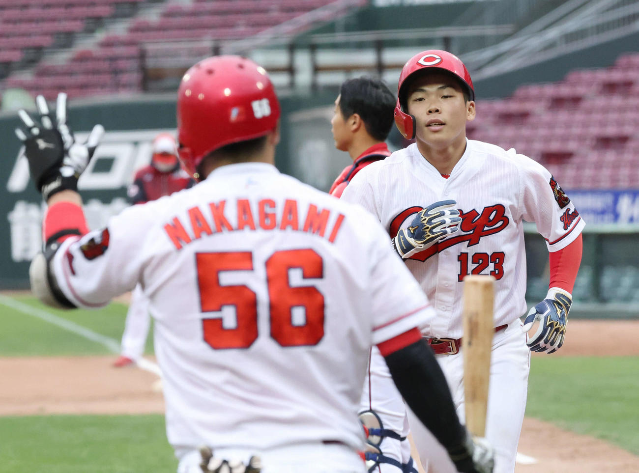 広島秋季練習　紅白戦4回裏白組無死、右中間越え本塁打を放った持丸（撮影・加藤孝規）