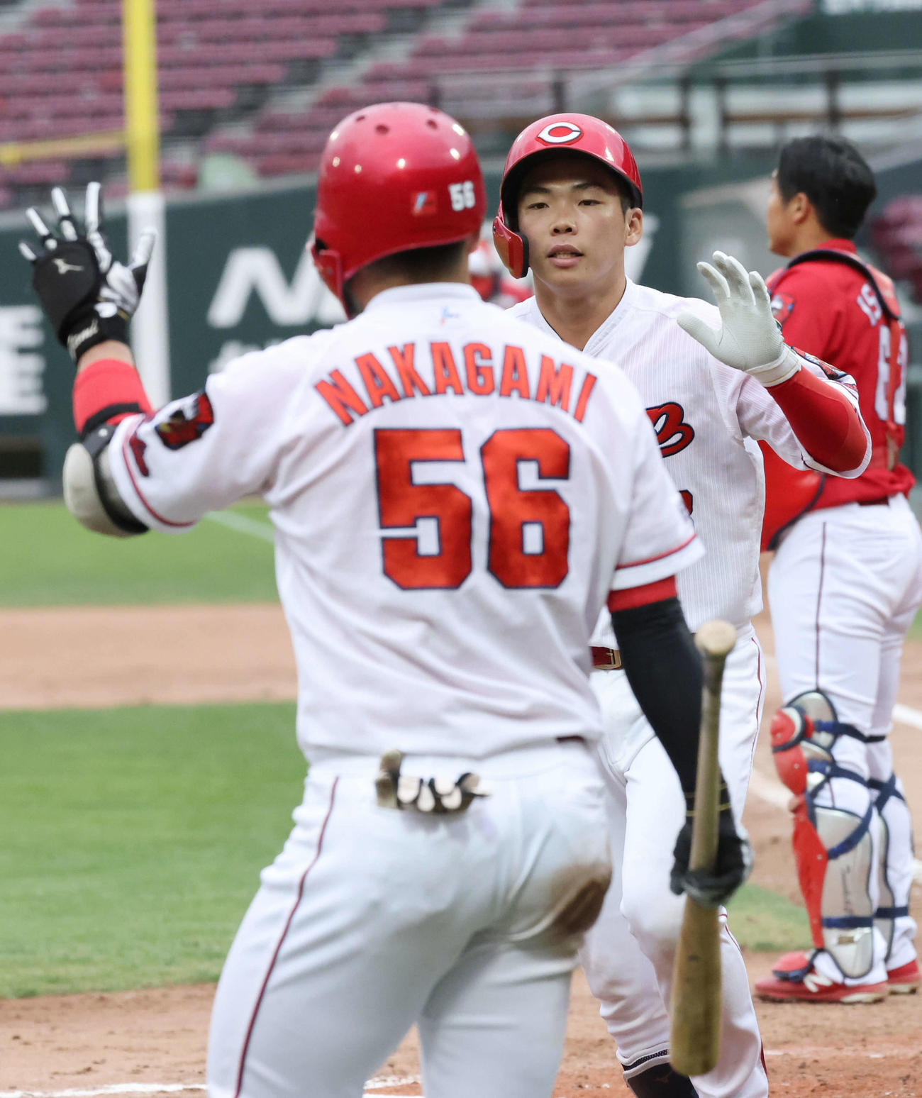 広島秋季練習　紅白戦4回裏白組無死、右中間越え本塁打を放った持丸（撮影・加藤孝規）