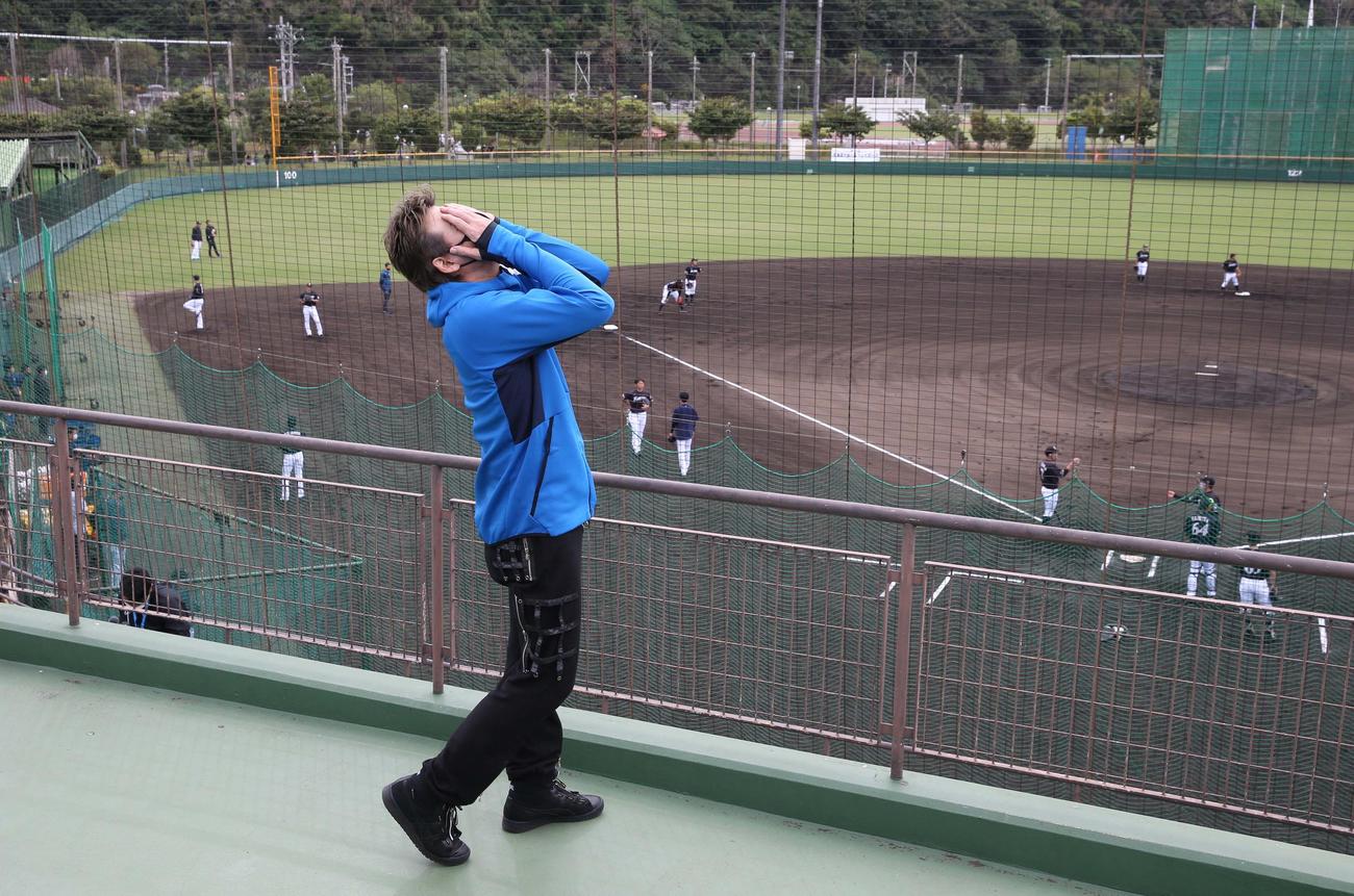 シートノックを視察し選手のプレーに思わず顔をおおう新庄監督（撮影・黒川智章）