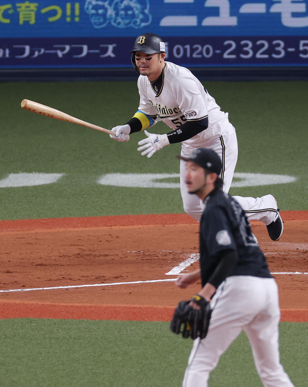 オリックス対ロッテ　1回裏オリックス2死一、二塁、先制の右前適時打を放つT－岡田。投手石川（撮影・前田充）