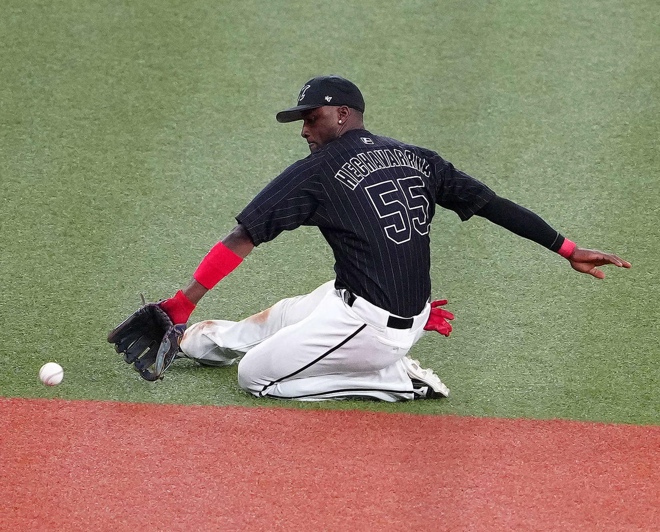 オリックス対ロッテ　6回裏オリックス1死二塁、安達の打球を処理し遊ゴロとするエチェバリア（撮影・江口和貴）