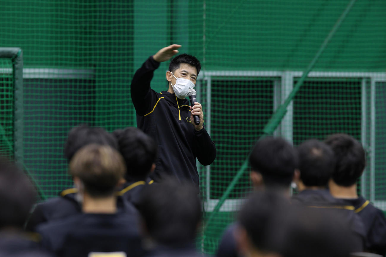 全体ミーティングで話す阪神矢野監督（球団提供）