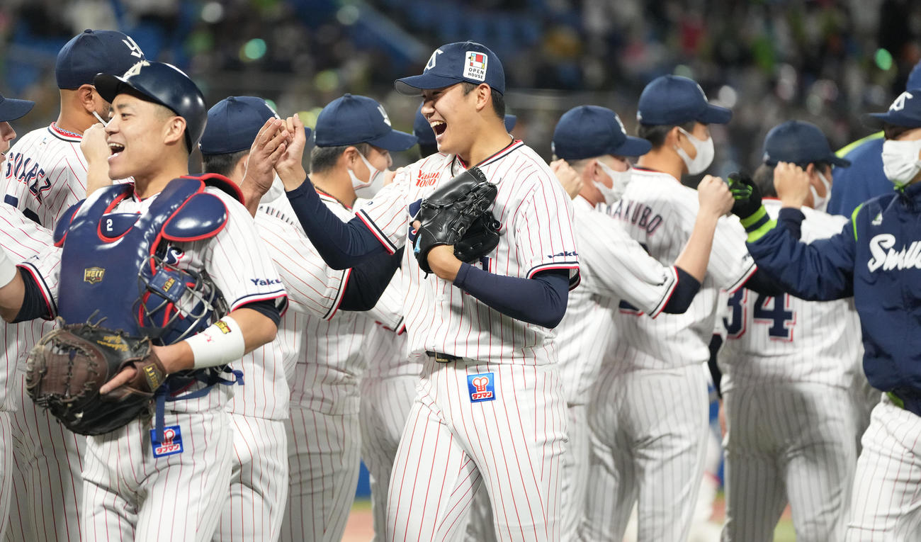 ヤクルト対巨人　完封勝利したヤクルト奥川（中央）はナインと笑顔でハイタッチ（撮影・鈴木みどり）