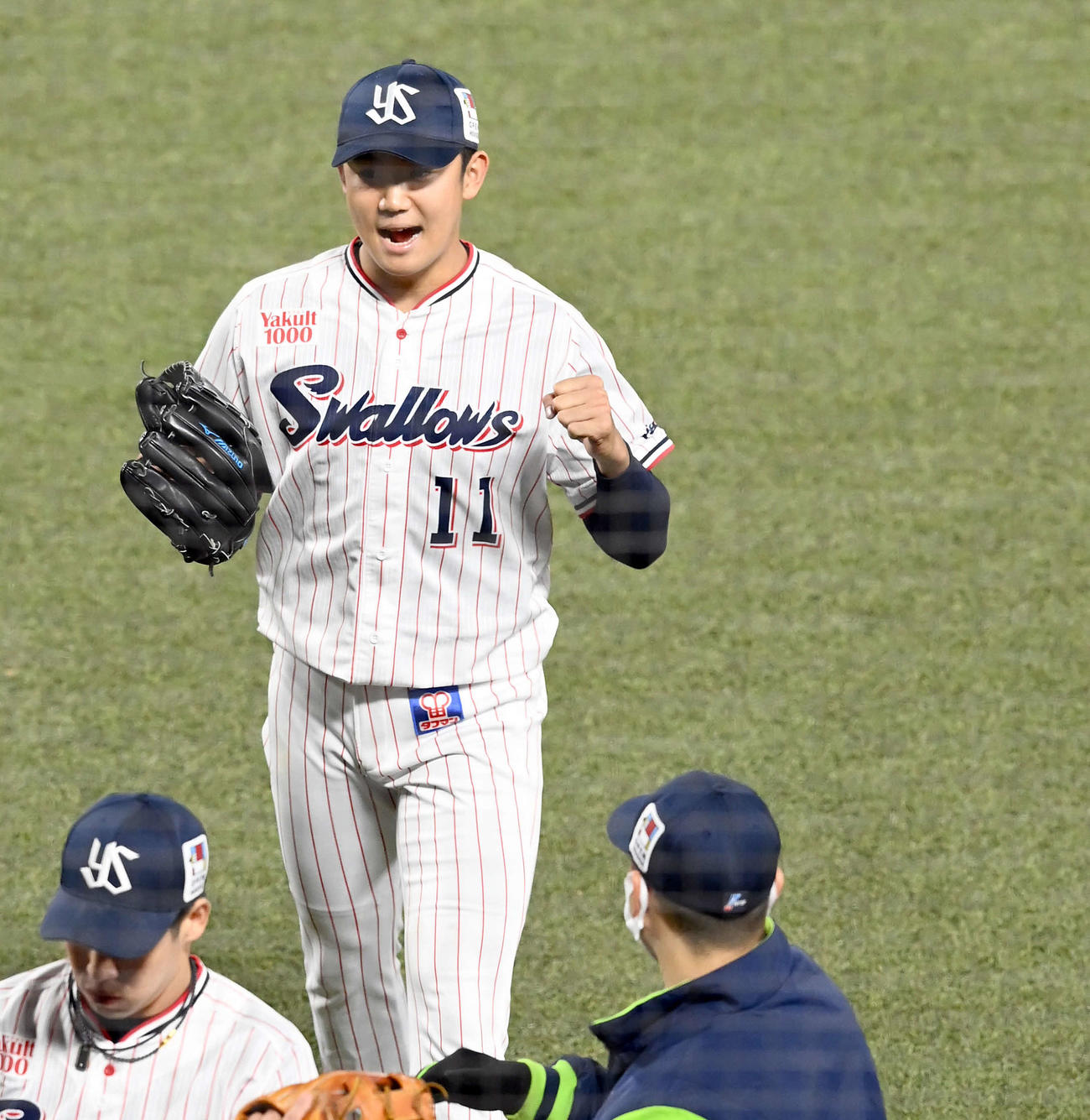 ヤクルト対巨人　8回を無失点に抑えガッツポーズを決めるヤクルト先発の奥川（撮影・たえ見朱実）