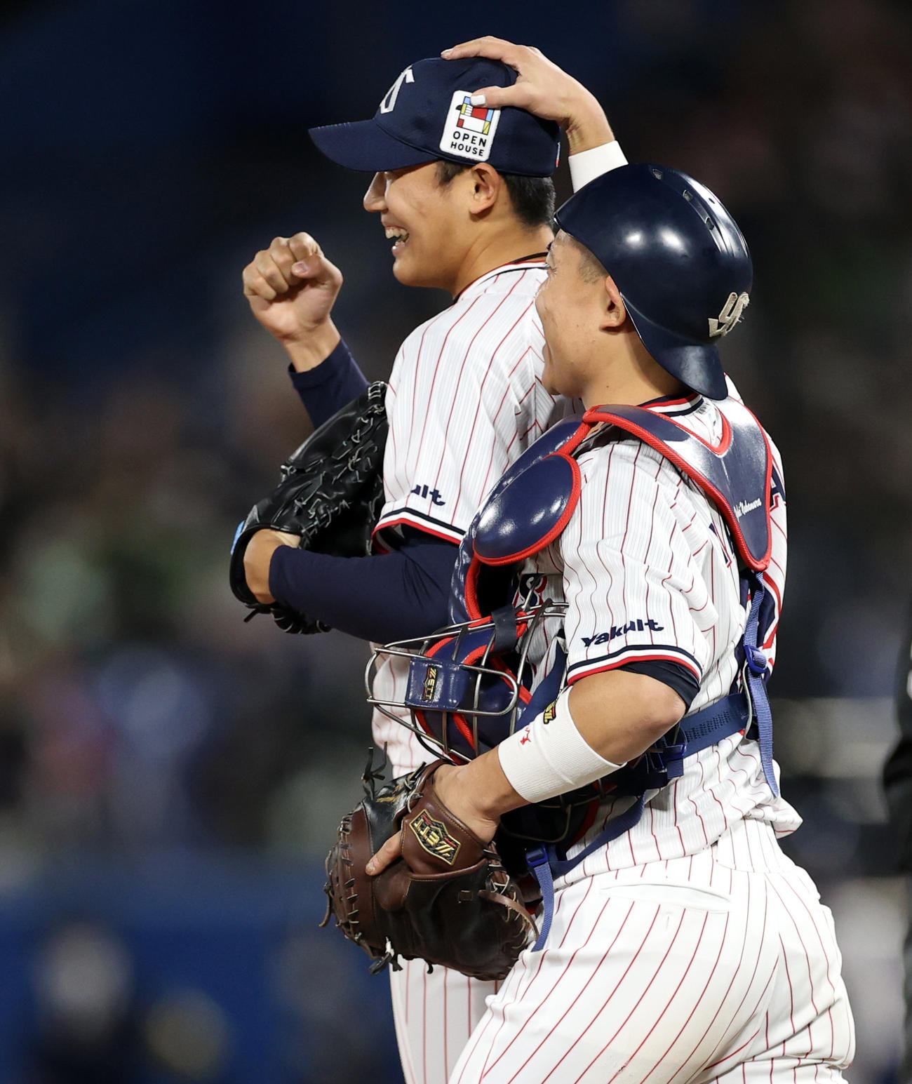 ヤクルト対巨人　試合後、中村（右）と喜び合う奥川（撮影・狩俣裕三）