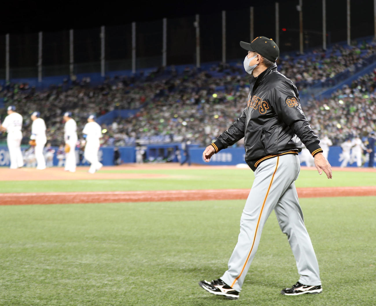 ヤクルト対巨人　試合後、ヤクルトの選手が喜び合う中、グラウンドを後にする原監督（撮影・狩俣裕三）