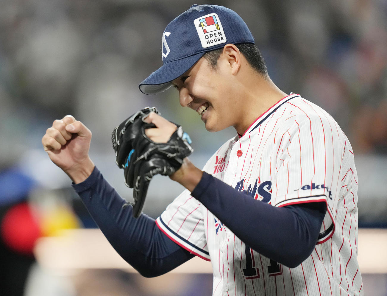 ヤクルト対巨人　5回表巨人2死一、三塁、代打八百板を見逃し三振に仕留め笑顔の奥川（撮影・鈴木みどり）