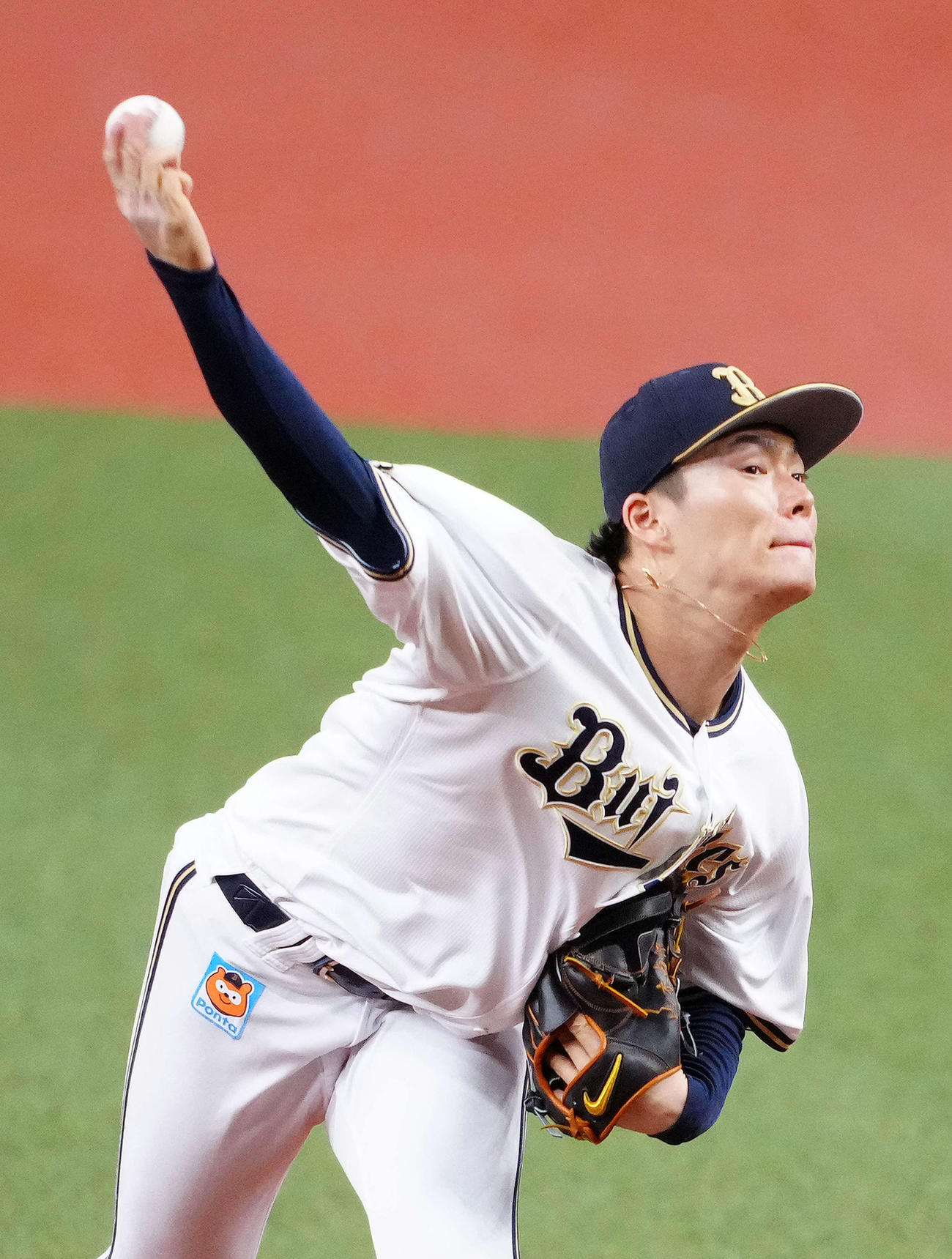 オリックス対ロッテ　カーブを投じるオリックス先発の山本（撮影・江口和貴）