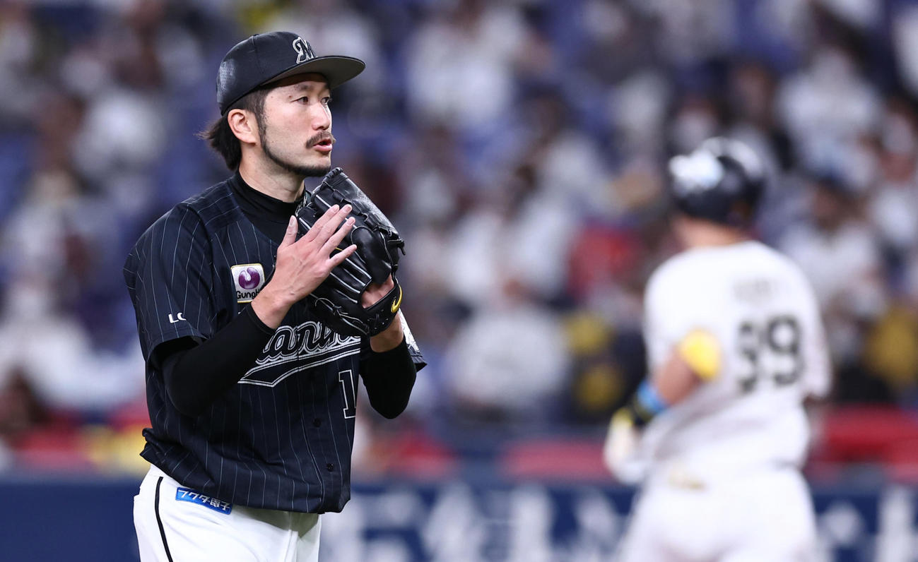 オリックス対ロッテ　5回裏オリックス2死満塁、杉本（右）を三ゴロに仕留めグラブをたたく石川（撮影・垰建太）