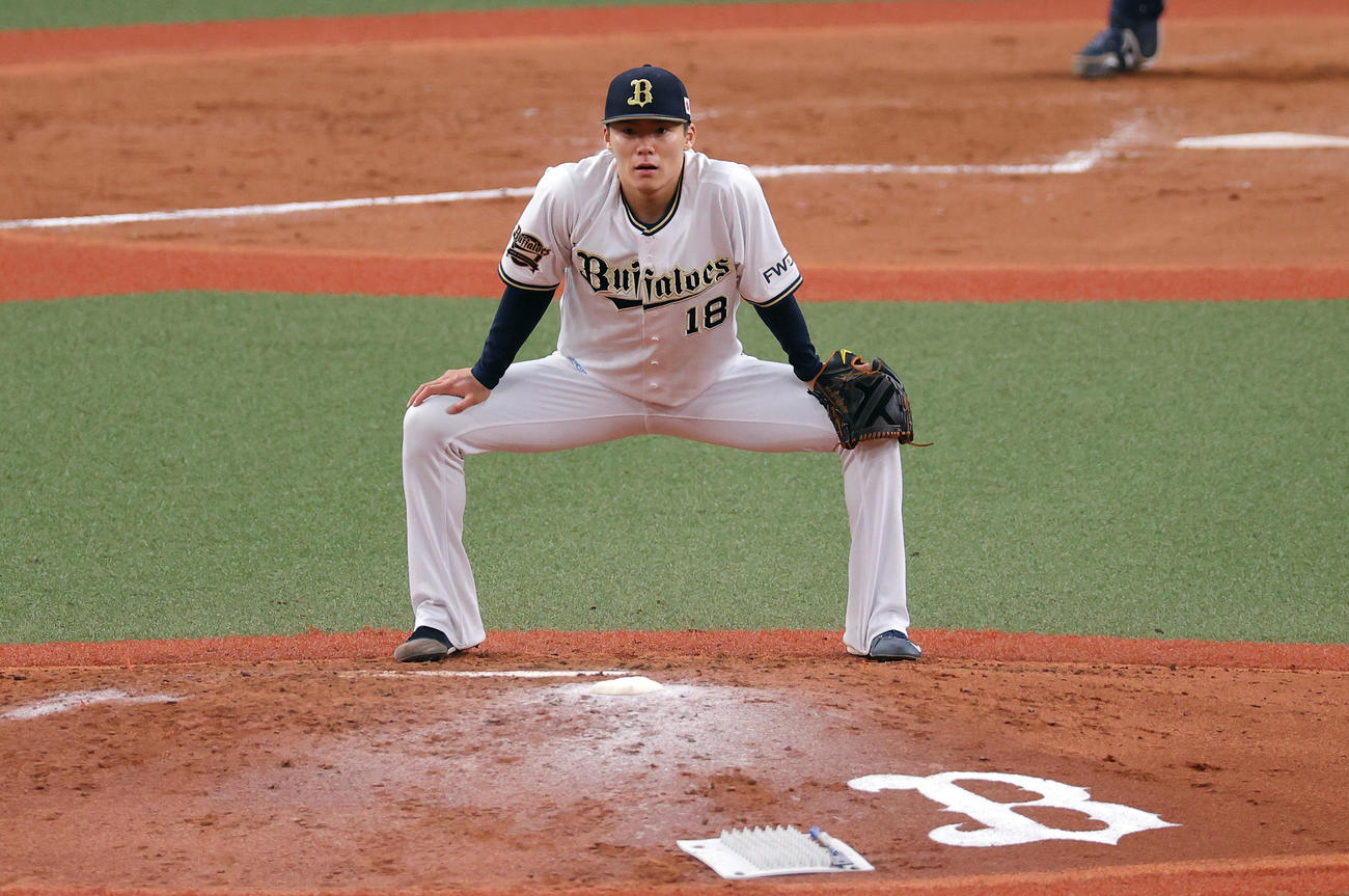 オリックス対ロッテ　9回表ロッテ2死、中村奨の飛球の行方を見つめる山本（撮影・前田充）