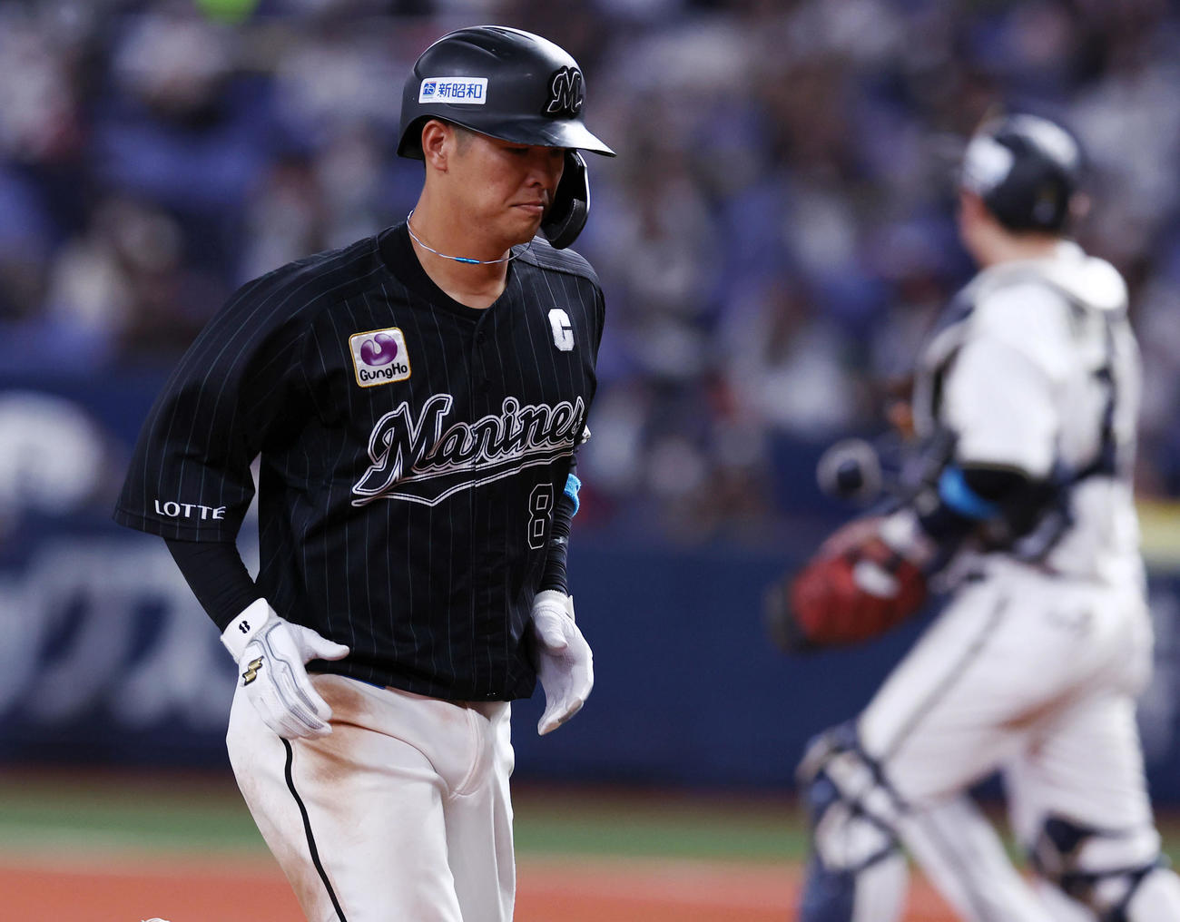 オリックス対ロッテ　9回表ロッテ2死、中飛に倒れ最後の打者となった中村奨はうつむきながら引き揚げる（撮影・垰建太）