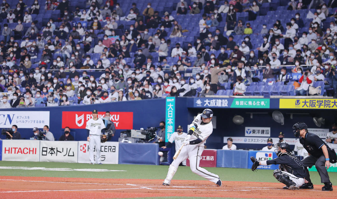 オリックス対ロッテ　1回裏オリックス2死一、二塁、先制の適時打を放つT－岡田（撮影・垰建太）
