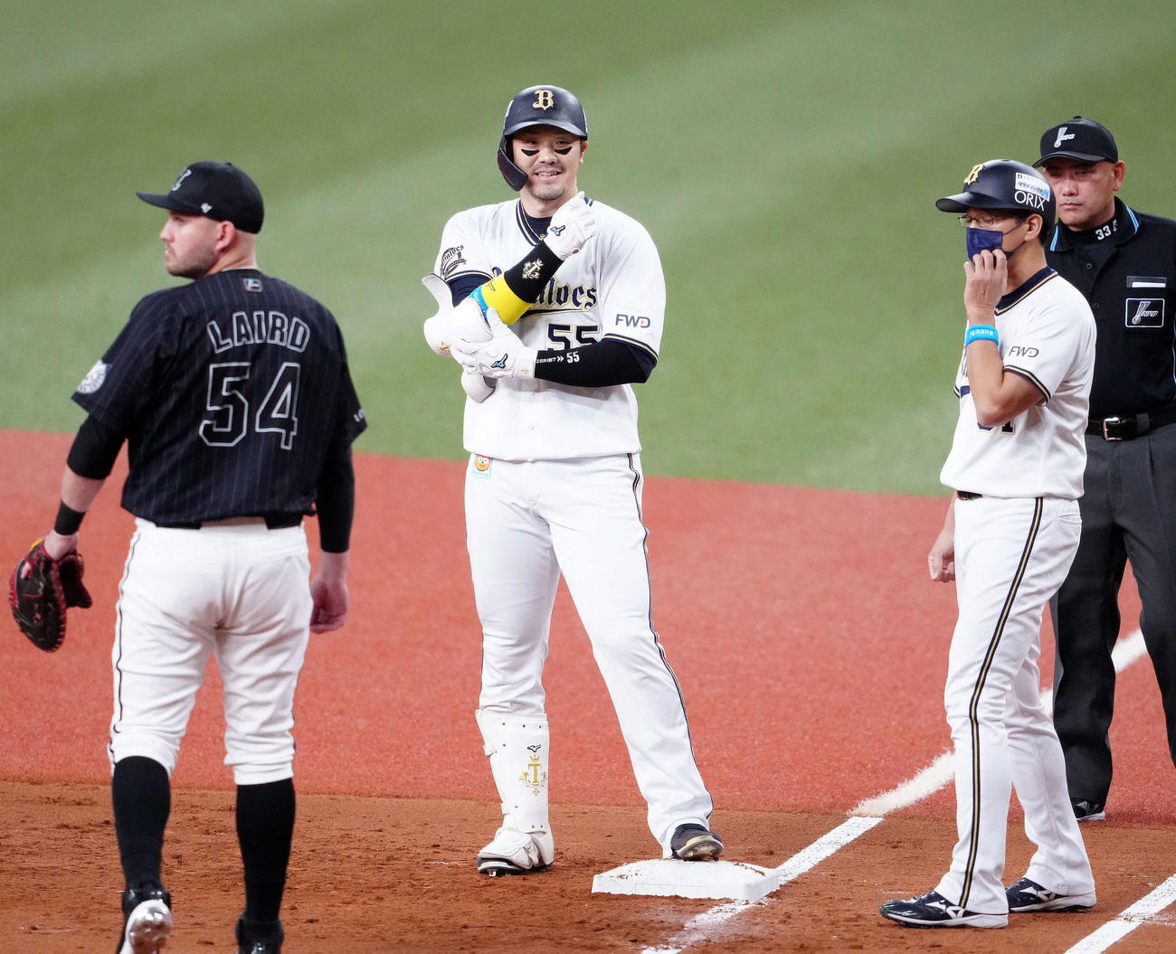 オリックス対ロッテ　1回裏オリックス2死一、二塁、先制適時打を放ったT－岡田（中央）（撮影・江口和貴）