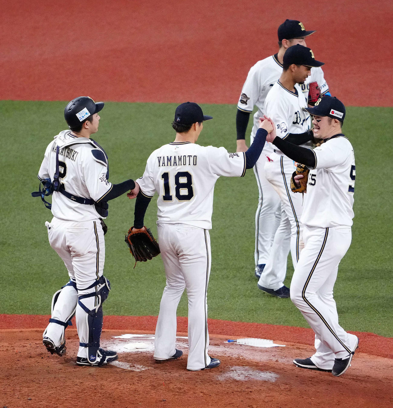 オリックス対ロッテ　ロッテに勝利しオリックス山本（中央）とタッチをかわすT－岡田（右）（撮影・江口和貴）