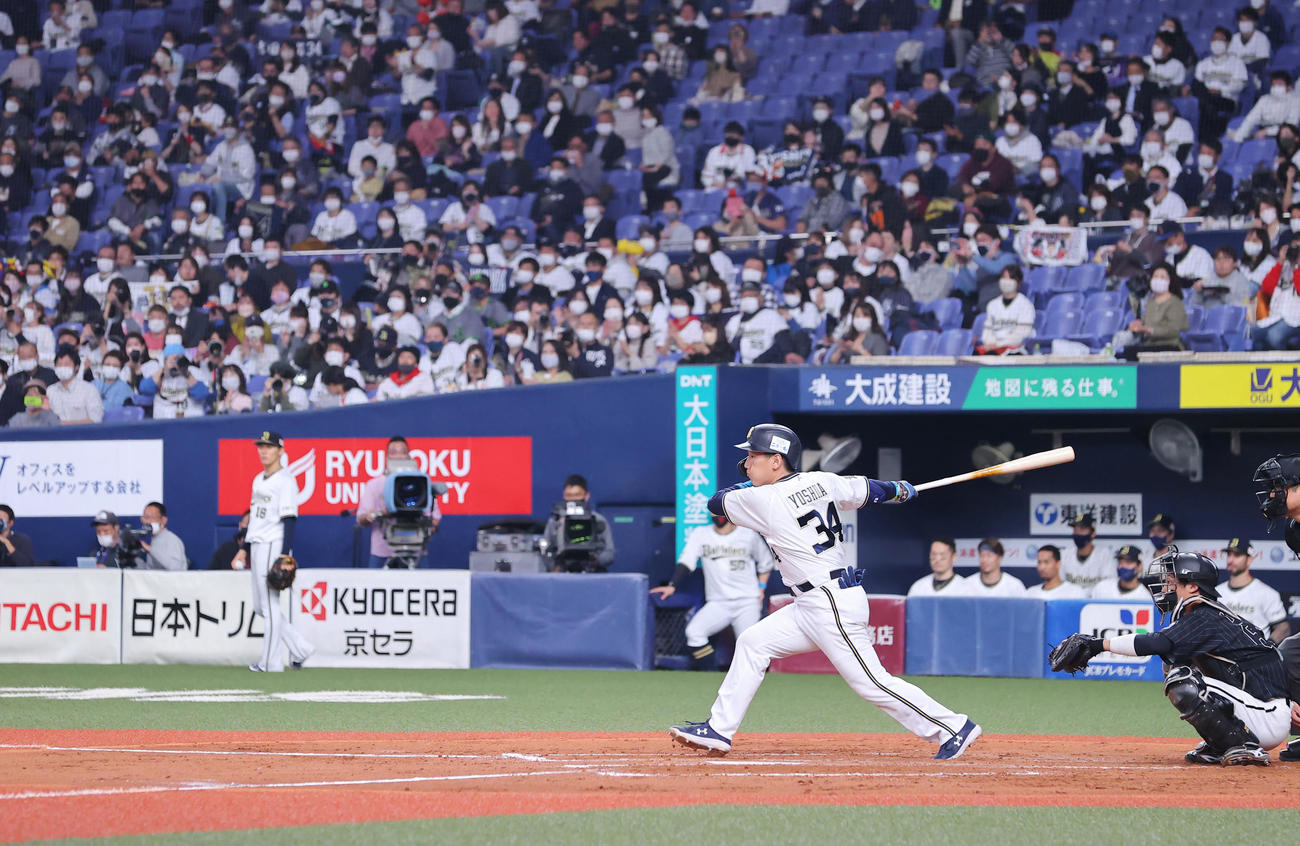 オリックス対ロッテ　3回裏オリックス2死、中前打を放つ吉田正（撮影・垰建太）
