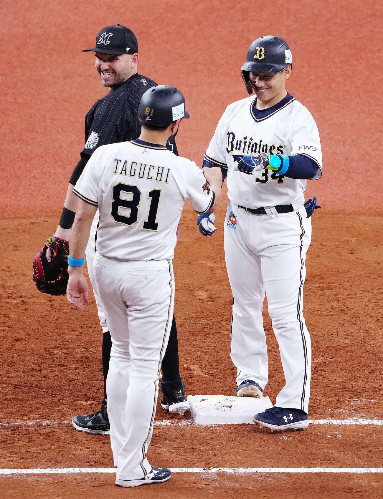 オリックス対ロッテ　3回裏オリックス2死、中前打を放ち笑顔を見せる吉田正（右）。左はレアード（撮影・江口和貴）