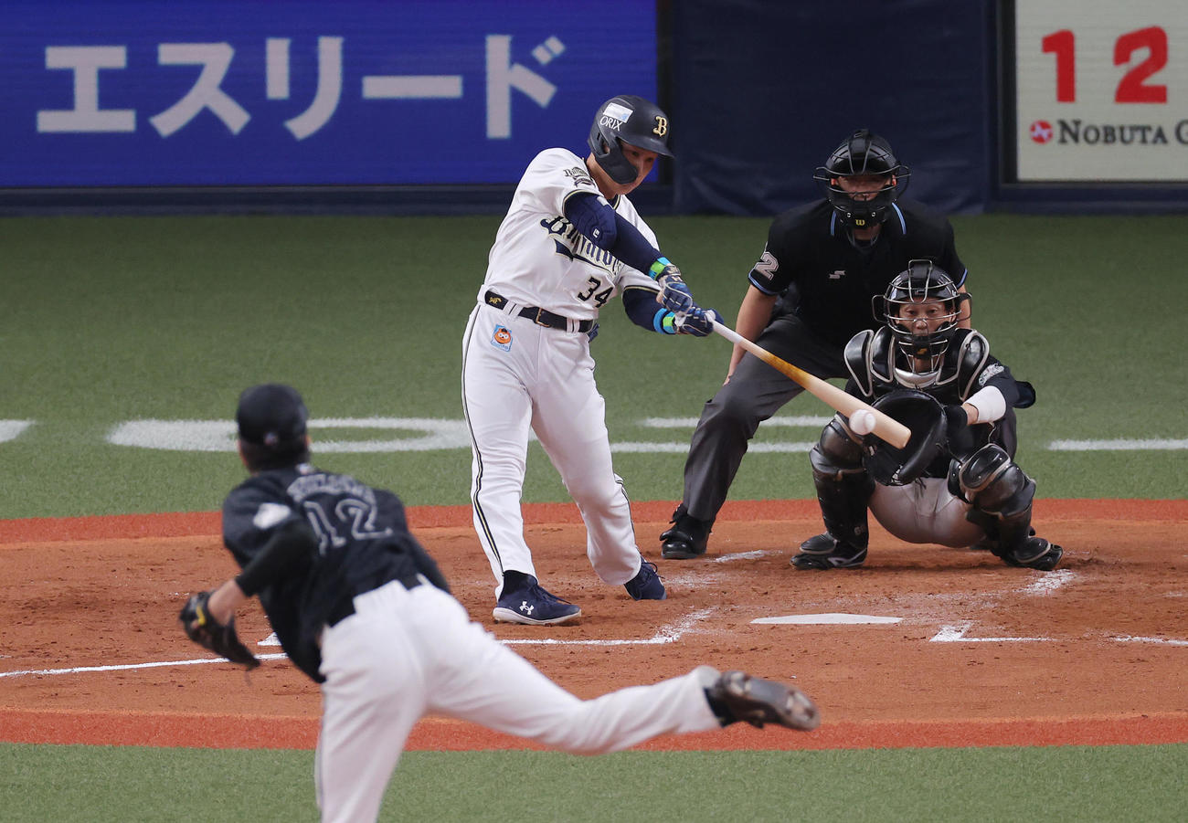 オリックス対ロッテ　3回裏オリックス2死、中前打を放つ吉田正。投手石川（撮影・前田充）