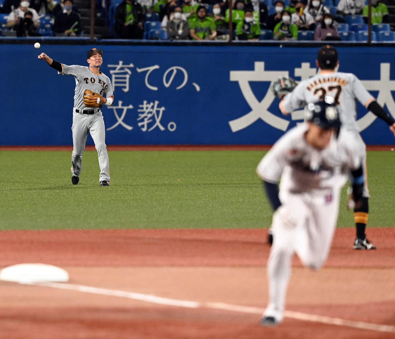 CSファイナル　ヤクルト対巨人　1回裏ヤクルト1死一、三塁、村上の遊飛を捕球し本塁に送球する坂本（撮影・たえ見朱実）