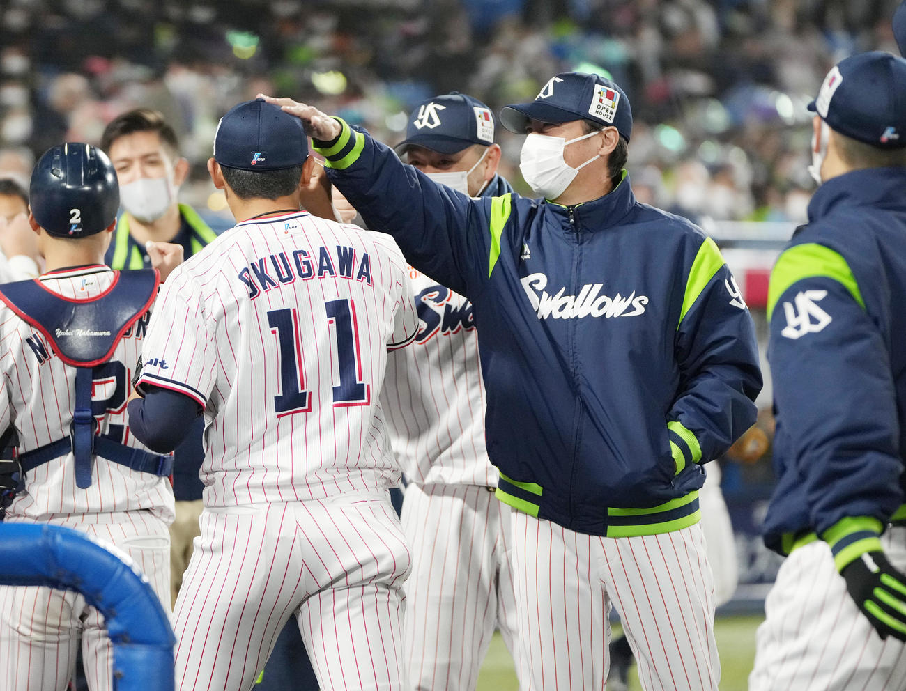 ヤクルト対巨人　完封勝利したヤクルト奥川（左）に頭をなでる高津監督（撮影・鈴木みどり）