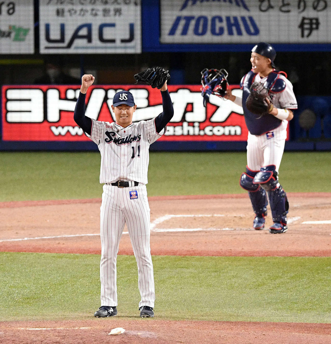 ヤクルト対巨人　完封勝利しガッツポーズするヤクルト奥川（中央）（撮影・滝沢徹郎）