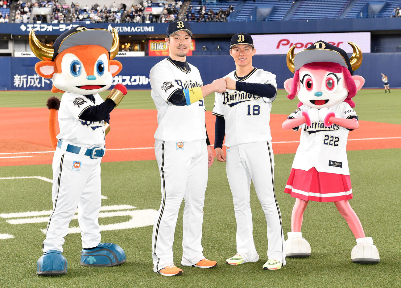 オリックス対ロッテ　ロッテに勝利、笑顔でグータッチのT－岡田と山本（撮影・前岡正明）