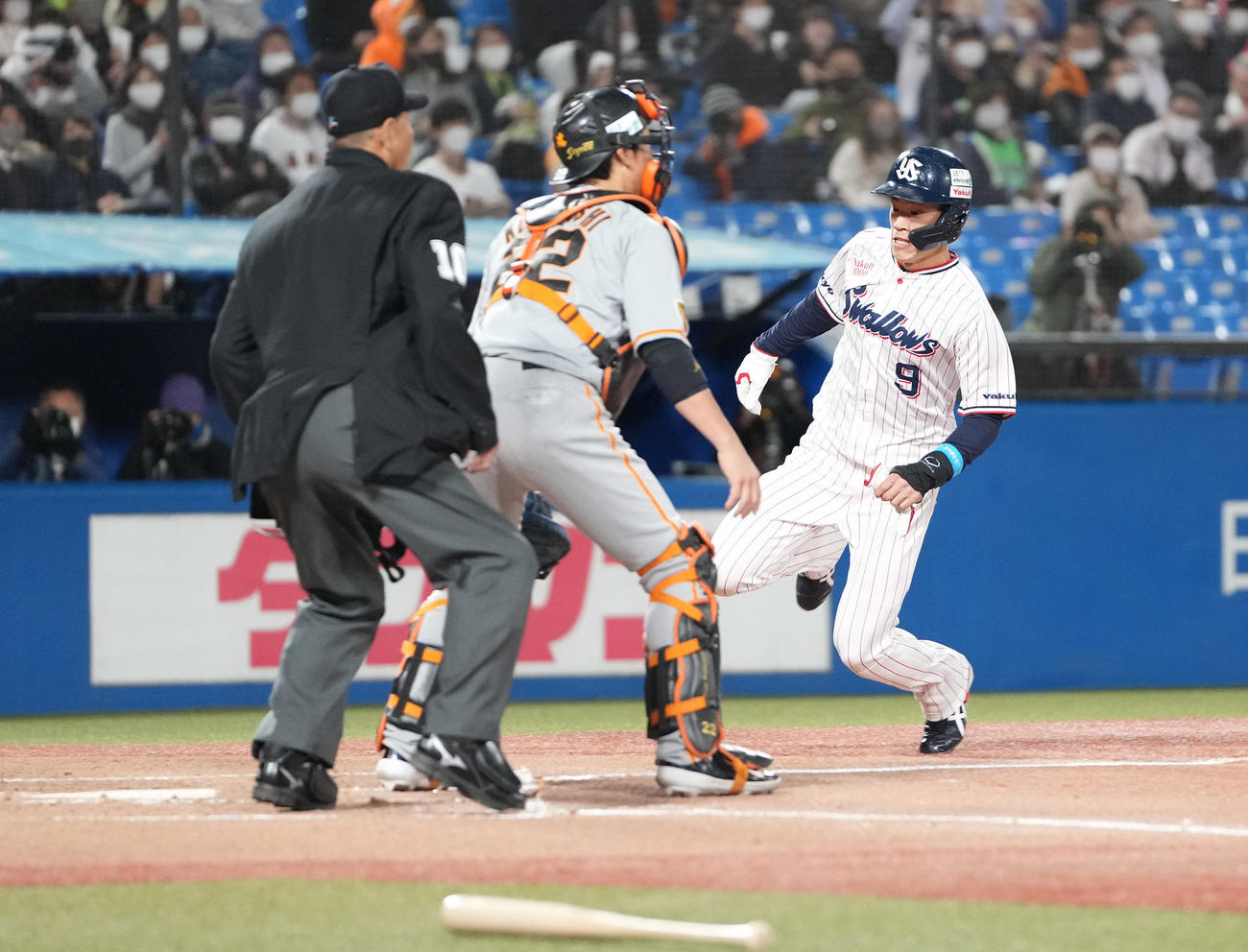 ヤクルト対巨人　1回裏ヤクルト1死一、三塁、村上の遊飛で生還する三塁走者塩見。捕手小林（撮影・鈴木みどり）
