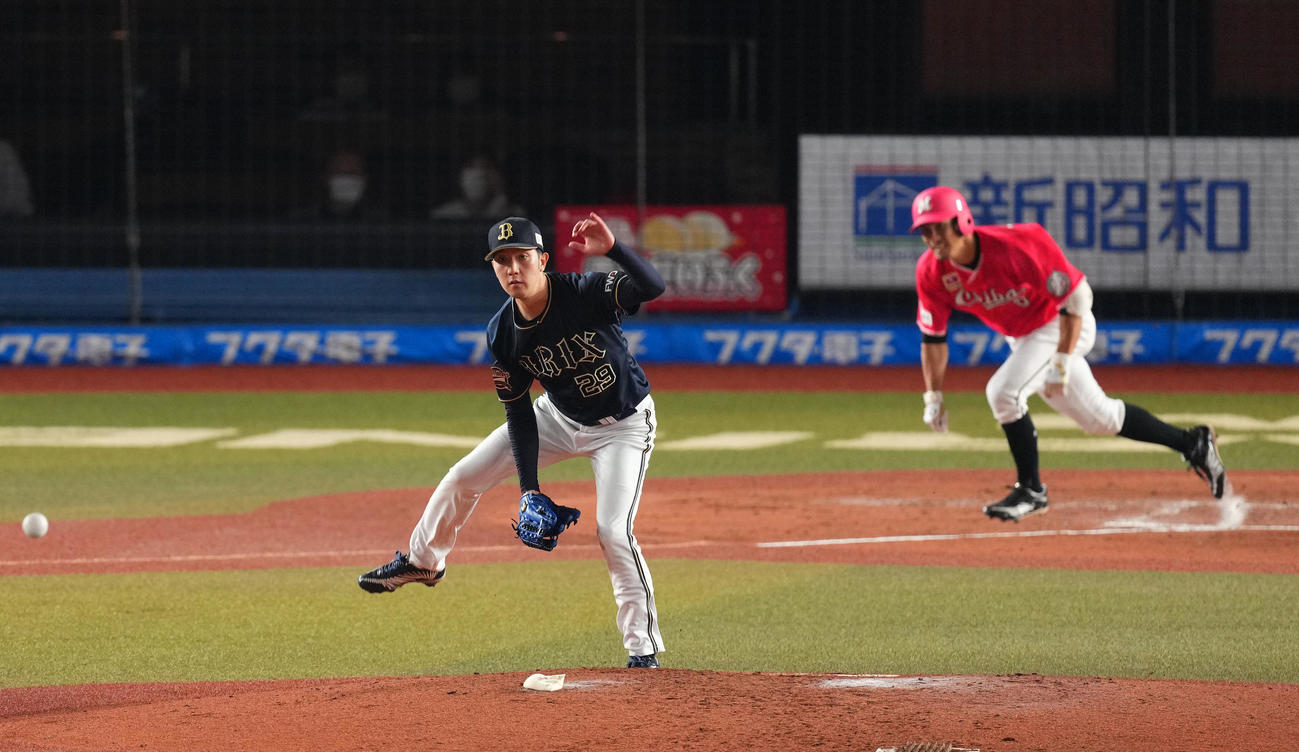 荻野（右）に中前適時打を浴びる田嶋（2021年9月30日撮影）