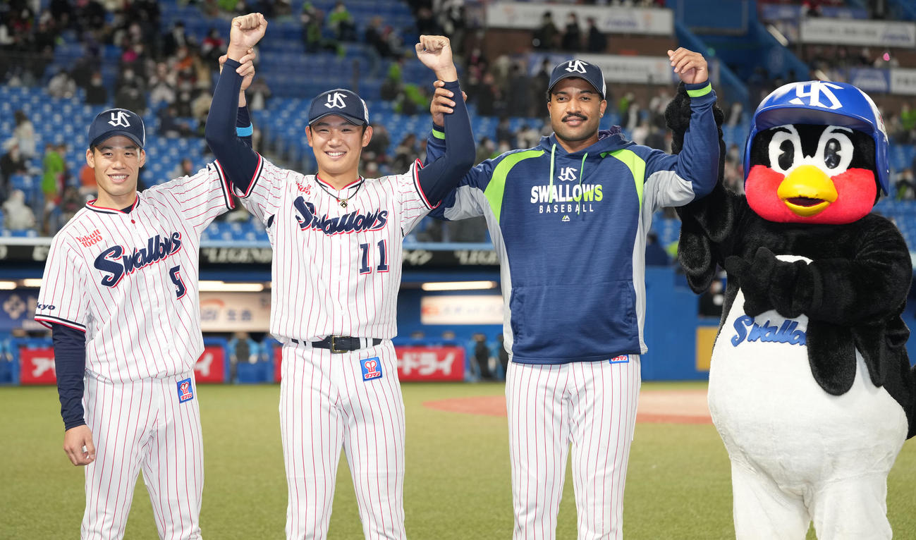 ヤクルト対巨人　完封勝利したヤクルト奥川（左から2人目）は塩見（左）、サンタナと笑顔で写真に納まる（撮影・鈴木みどり）