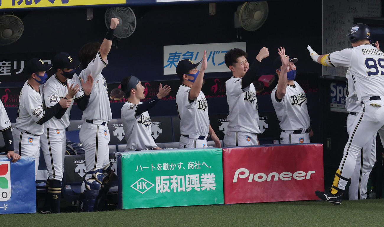 オリックス対ロッテ　6回裏オリックス2死一塁、左越え先制2点本塁打を放った杉本（右端）を迎える中嶋監督（同2人目）ら（撮影・前田充）