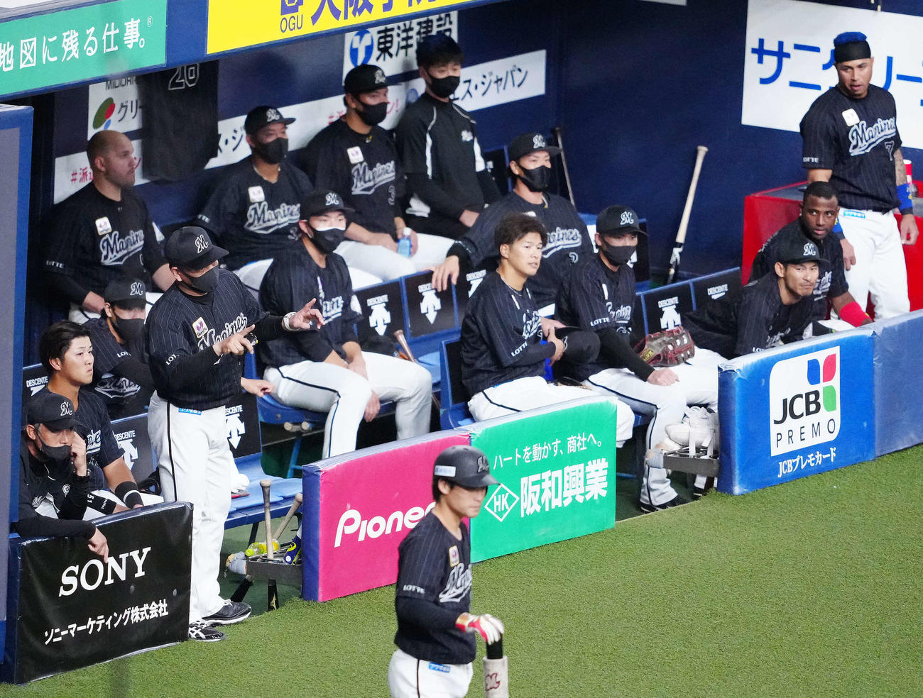 オリックス対ロッテ　5回表ロッテ2死一塁、岡の二塁盗塁失敗の判定にリクエストする井口監督（手前左から3人目）（撮影・江口和貴）