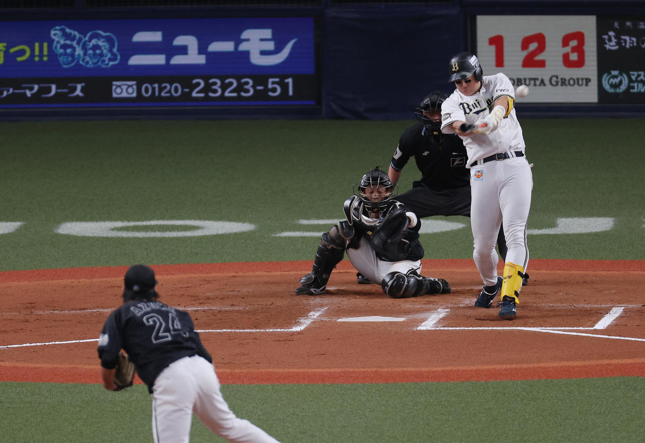 オリックス対ロッテ　6回裏オリックス2死一塁、先制の左越え2点本塁打を放つ杉本。投手東妻（撮影・前田充）