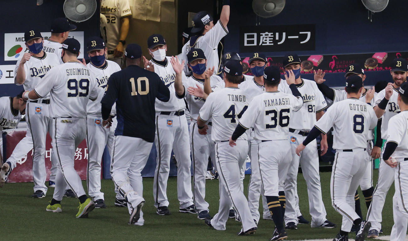 オリックス対ロッテ　ロッテに連勝しナインを出迎えるオリックス中嶋監督（左端）（撮影・前田充）