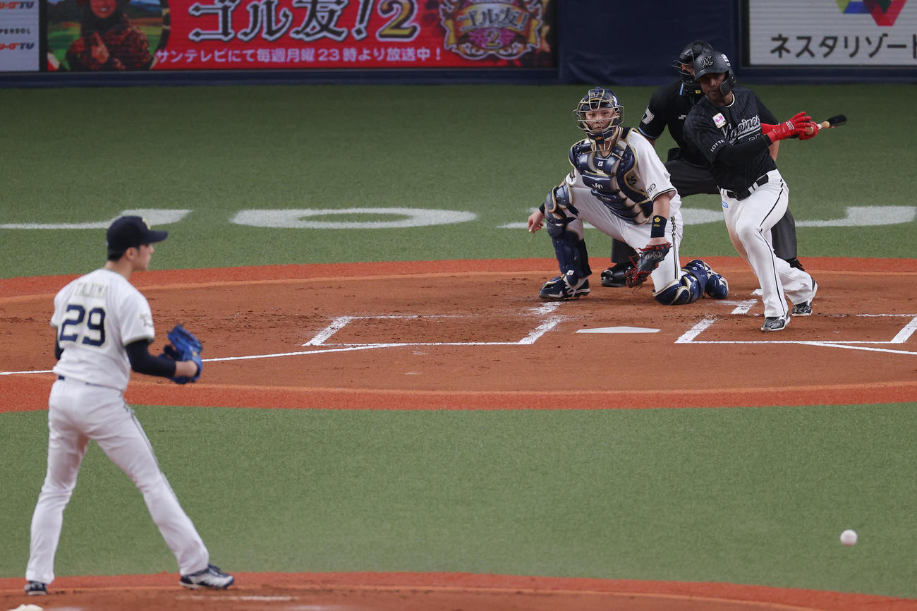 オリックス対ロッテ　2回表ロッテ無死一塁、遊ゴロ併殺に倒れるエチェバリア。投手田嶋（撮影・前田充）