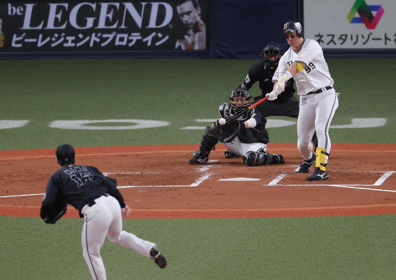 オリックス対ロッテ　2回裏オリックス無死、中前打を放つ杉本裕太郎。投手美馬学（撮影・前田充）