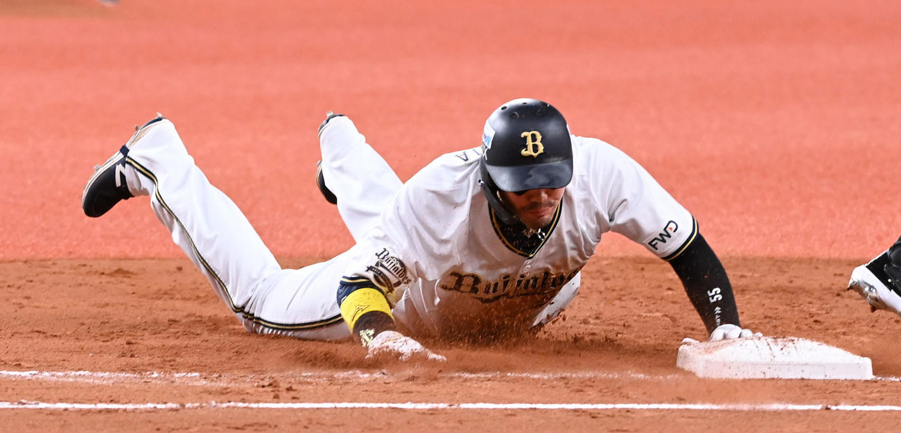 オリックス対ロッテ　2回裏オリックス1死一、二塁、安達の二直で飛び出したT－岡田は戻れず併殺となる（撮影・前岡正明）