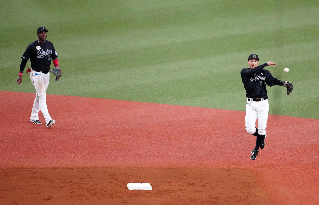 オリックス対ロッテ　4回裏オリックス無死、宗の打球を処理し二ゴロとする中村奨（右）。左は遊撃手エチェバリア（撮影・江口和貴）