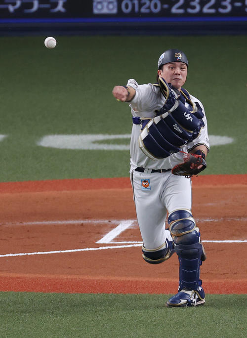 オリックス対ロッテ 6回表ロッテ無死一塁、加藤のバントゴロを処理し二塁に送球する伏見(撮影・前田充)