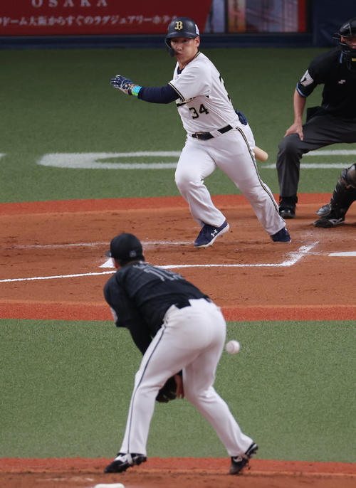 オリックス対ロッテ 6回裏オリックス2死、投手強襲の内野安打を放つ吉田正。投手美馬(撮影・前田充)