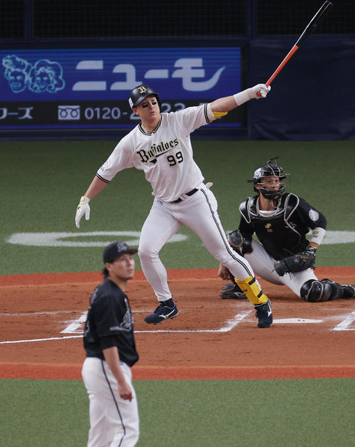 オリックス対ロッテ 6回裏オリックス2死一塁、先制の左越え2点本塁打を放つ杉本。投手東妻(撮影・前田充)